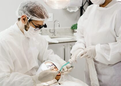 Dokter gigi sedang melakukan tindakan operasi gigi bungsu akibat impaksi