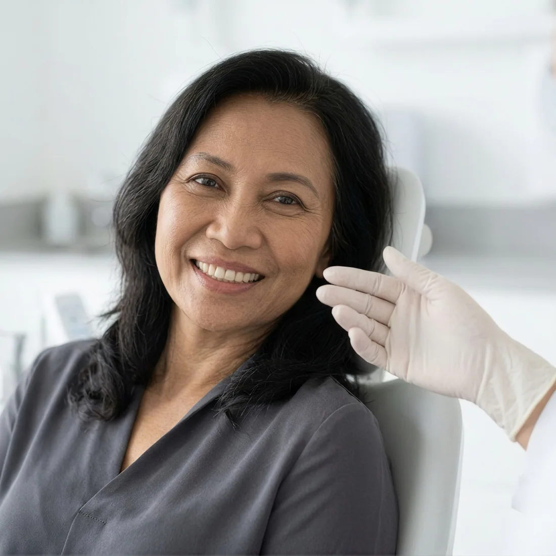 Pasien tersenyum setelah perawatan di klinik